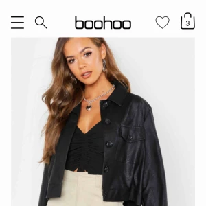  - Hej, säljer denna jacka helt oanvänd med prislapp kvar! Super cool och snygg! Frakt tillkommer!