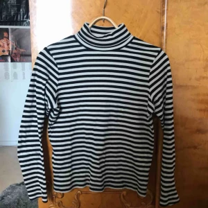  - Jättefin polo från Kappahl!❤️ Kan mötas upp i Gävle eller frakta då köparen står för kostnaden 🥰