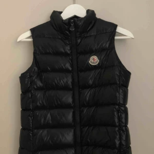 - Moncler väst (äkta alla lappar finns kvar) storlek 12A som en xs. Köpt på selfridge i London 
