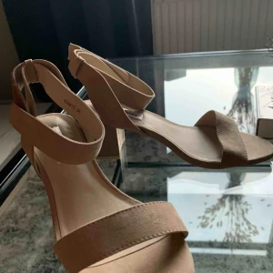  - Beiga klackskor från NLY. Aldrig använda. 