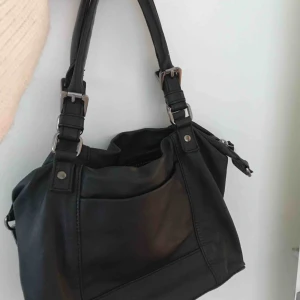  - Väska ifrån WERA, knappt använd då jag har alldeles för många och bara glömt bort denna helt enkelt. Väldigt rymlig och man får plats med mycket småsaker.  Nypris 799kr på Åhlens Köpare står för frakt