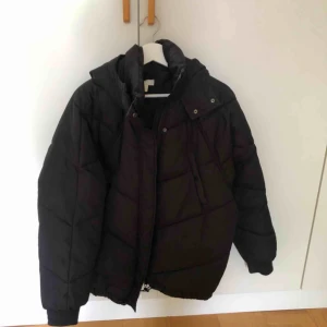  - Jättefin varm vinterjacka från h&m. Står att det är en storlek 38, men passar mig som har 36. Använd under en vinter. Frakt tillkommer. 