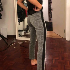  - Super snygga fest byxor, men säljer pga att de aldrig kommer till användning! Passar XS å S