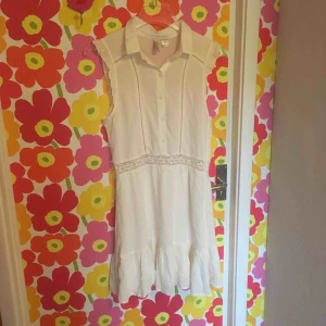  - Sommadrömmen! Klänning med spets, volanger och allt man kan önska. Storlek 36 i nyskick!