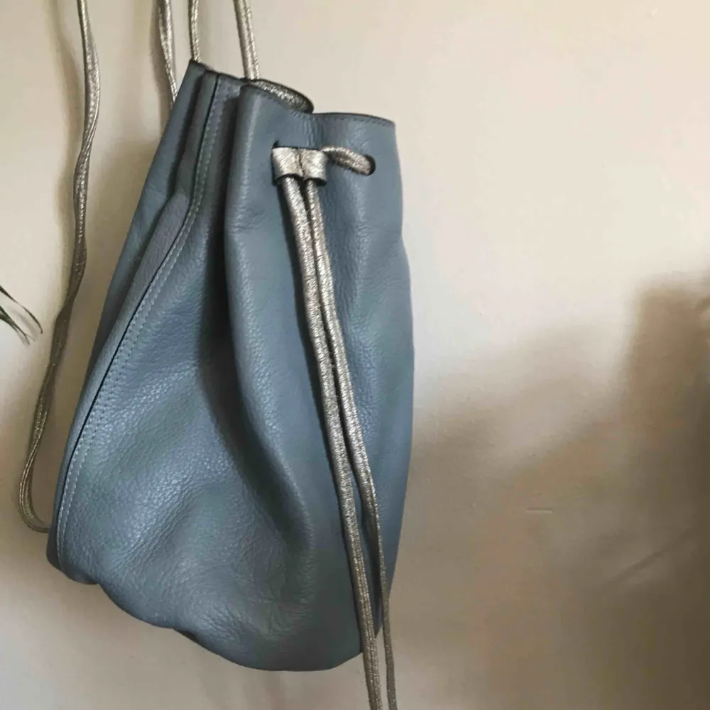 Väska i blått läder & other stories Läder imitation med silver detaljer! Super söt. Väskor.
