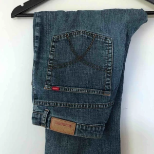  - Litet utsvängda 90’s jeans. Säljer pga alldeles för stora i midjan :-( 