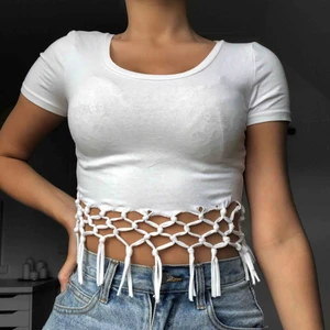  - Vit DIY T-shirt från H&M i storlek XS. Du som köpare står för frakten❤️