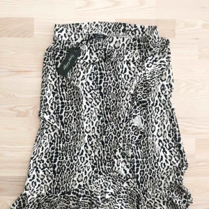  - Jättesnygg leopardkjol i storlek 40/42. Aldrig använd och prislappen sitter kvar. Från Bubbelroom, märket är Happy Holly. Köparen står för frakten. 