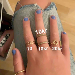  - säljer ringar för olika priser, man kan köpa en ring eller flera! Den på tummen är Size M och kostar 15kr  dom andra är S. Frakten är 9kr💕💕