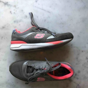  - Skechers sneakers köpta i USA för ca 3 år sen. Supersnygga sneakers med memory foam i sulan. Skorna andas super bra. Finns enstaka slitningar i ena snöret och i sömmen ( se bild) använda men i bra skick. Möts upp i Sthlm annars frakt💗