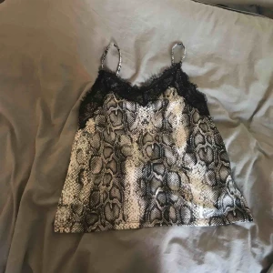  - Spetstopp med orm print från NewYorker, enligt dem e de storlek XXS men det är det verkligen inte, skulle säga S