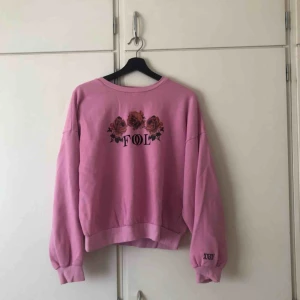  - Jättefin sweatshirt från junkyard som sitter snyggt på!  Köparen står för frakt <3 