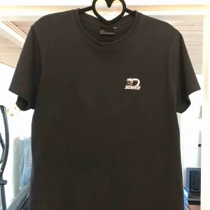  - hov1merch i bra skick, endast testad. Köpte Gröna Lund 2018, vid flera frågor kontakta mig. Köparen står för frakt