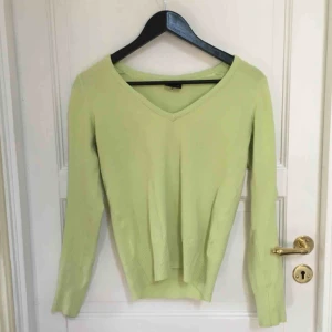  - Söt limegrön tröja! Köpt på secondhand, är i bra skick!