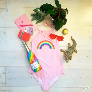  - Visa dina true colours i denna underbara regnbågsbaddräkt från Boohoo!                                                  ❤🧡💛💚💙💜  Fodrad på insidan och alla lappar sitter kvar, aldrig använd. 😎🍉🍾