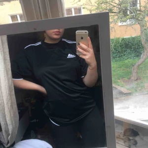  - Adidas t-shirt med sträcken på axlarna i träningsmaterial! 