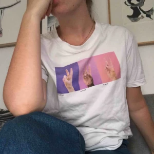  - En t-SHIRT från killavdelningen på hm i grabbstorlek s men den är en lätt m ifall man ska jämföra med kvinnoavdelningen. 