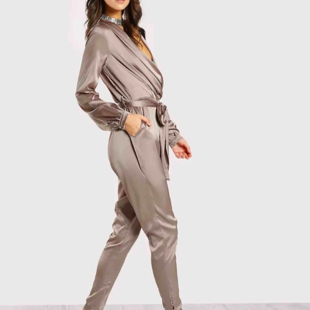 Elegant Shawl Collar Wrap and Tie Satin Jumpsuit. Klänningar.