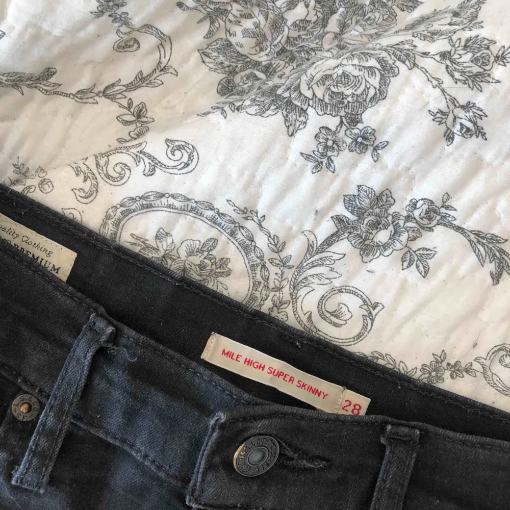 Svarta tighta jeans från LEVIS i modellen ”MILE HIGH SUPER SKINNY”, i fint skick då dom är sparsamt använda! Nypris: 1000kr . Jeans & Byxor.