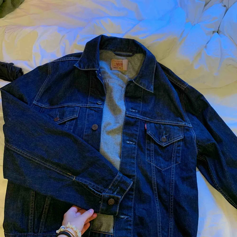 En vintage Levis jacka i storlek XL, passar även skit snyggt som oversized om man är mindre storlek!! Jackan är mörkblå jeans och nästintill aldrig använd! Superbra skick😍 fraktar och möts upp i centrala uppsala❤️. Jackor.