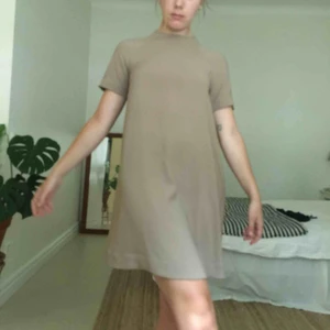  - A-linjeformad klänning från &Other Stories i stl 36. Superfin men kommer inte till användning för mig. Köpare står för frakt💒