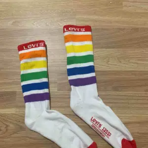 Levis Pride höga strumpor, storlek 37/36 Är lite tight runt vaderna