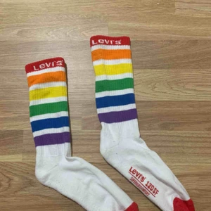  - Levis Pride höga strumpor, storlek 37/36 Är lite tight runt vaderna