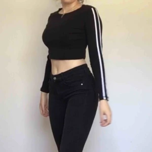  - croppad långärmad med ränder längst ärmarna. felfri. fraktkostnad tillkommer 🕷