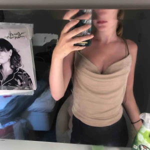  - Säljer ett jättefint linne från ginatricot strl XS men mer som S. Kan posta också men då står köparen för frakt och ansvarar ej för postens slarv. 