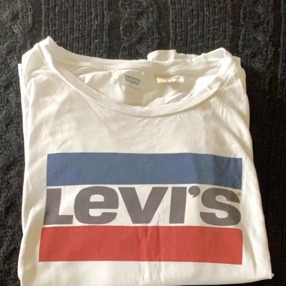 Levis tröja som inte har använts så mycket, fint skick. Andvänder ej därför säljes plagget.. T-shirts.