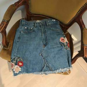 super fin jeans kjol från zara med blom brodyrer! för liten för mig så använd en gång enbart! storlek S