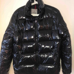  - Ursprungspris: 22 000 Väldigt fin och varm jacka från moncler. Säljes pågrund av att den inte används.  Jackan har ett litet hål ovanför dragkedjan vid innerfickan men ingenting som påverkar fickan eller jackan. Bortsett från detta är den så gott som ny. 
