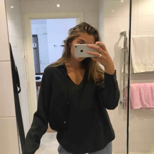  - Svart/grå blus från Lindex. Aldrig använd ❣️