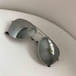  - Trendiga och snygga solglasögon som skyddar bra mot solen. Använda sparsamt. Säljer pga att de inte faller i min smak längre.