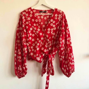  - Blommig blus i storlek S, passar dig som har storlek S. Finns i Göteborg annars står säljaren för frakten