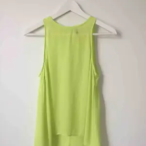 Neongul/grön top från H&M men knäppning i nacken. 
