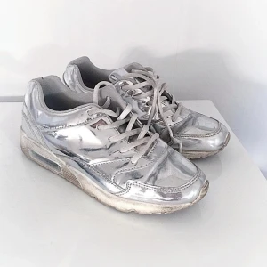  - Holographic sneakers frpn Ellos, storlek 37. Frakt ingår i priset 💗 