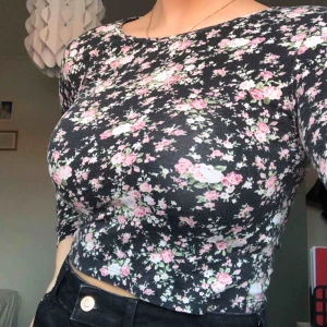  - Långärmad croptop från Gina Tricot, ganska liten i storleken. Frakt på 42kr tillkommer🥰