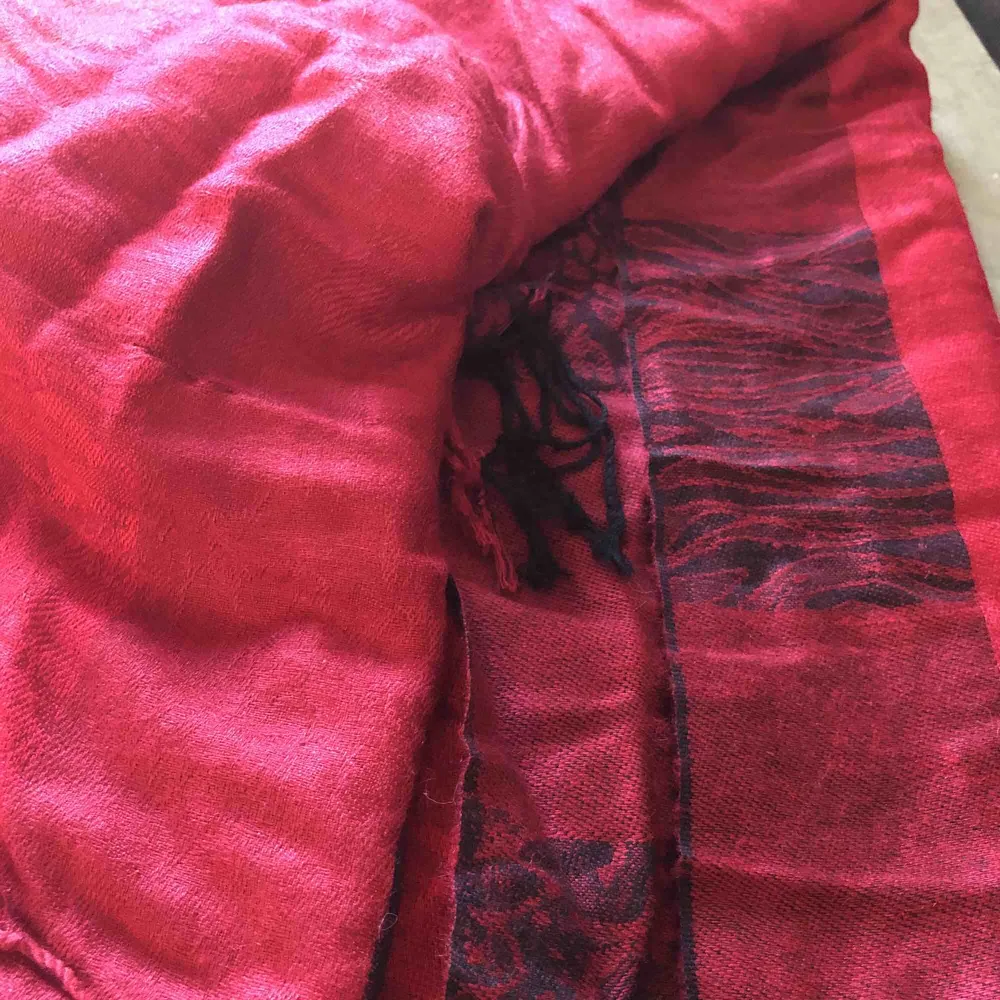 Röd sjal i nyskick, frakt tillkommer! . Övrigt.