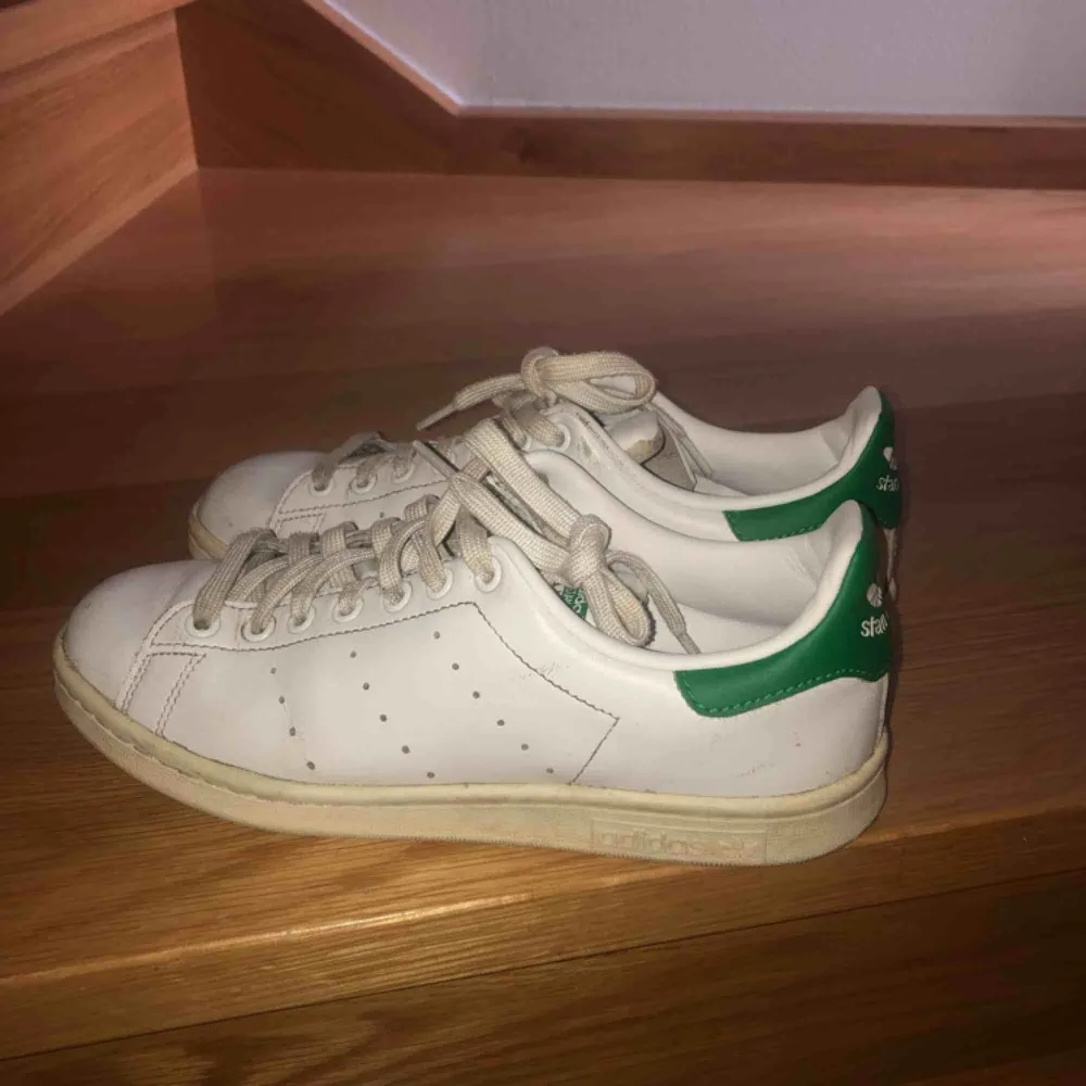 Adidas stan Smith skor strl 39. Något år gamla och använda ett fåtal gånger. Jag är flexibel med mötesplats och vill ni ha det skickat till er kan jag fixa det med :) . Skor.