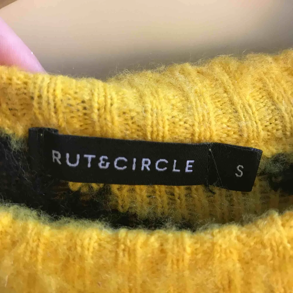 En gul leopardstickad tröja från Rut&Circle köpt från NAKD, fick den i julklapp men aldrig använd, nypriset var ca 500, strl S, kan vara snyggt till svarta lackbyxor eller något liknande . Stickat.
