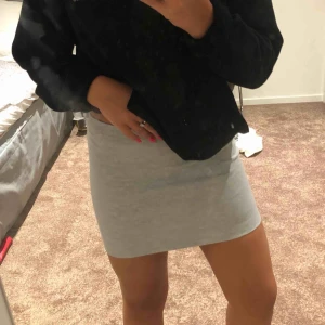  - Säljer denna basic kjol då den tyvärr är för liten för mig. Jätte skön kjol!!
