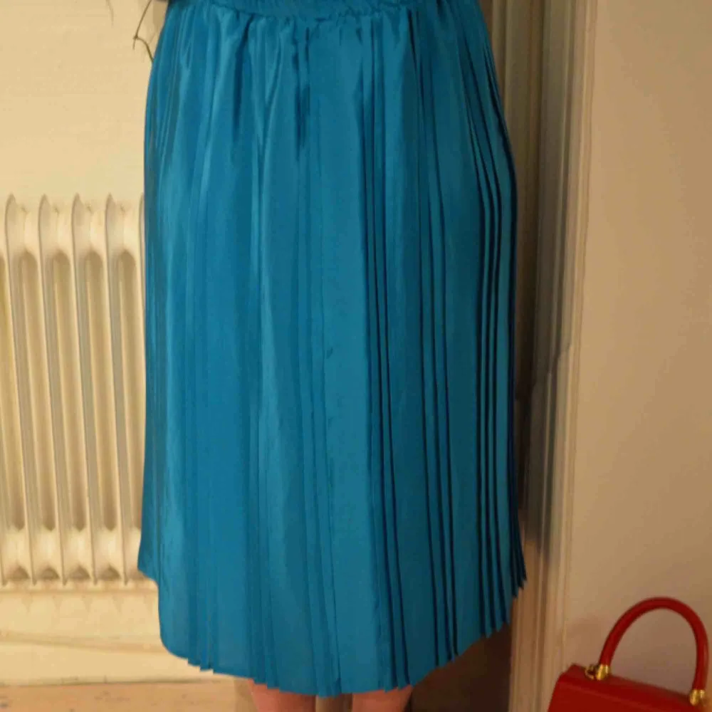 Vintage kjol, köpt från hellovintage på ett av deras kg-sale event. Kom på att jag hade för många kjolar redan, oops! Fint skick, läcker färg! Frakt 45 kr eller möts upp i Göteborg.. Kjolar.