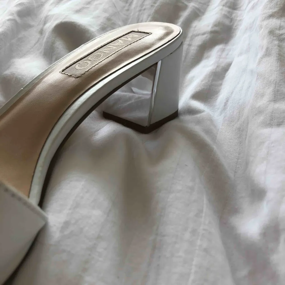 Vita leather heel sandals från mango💞 - bara testade utomhus i några minuter -färg: vit -spegelmaterial på insidan av klacken -köparen står för ev. frakt -betalningssätt: swish . Skor.