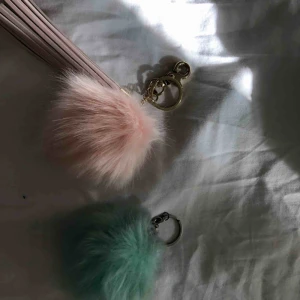  - Två fluffiga deckorationer som man kan hänga på väskan. Rosa 50kr blå 20kr