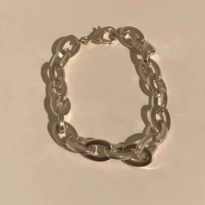  - Ett snyggt silver kedja armband, aldrig använd. Lite mindre i storleken. Ej justerbar. 