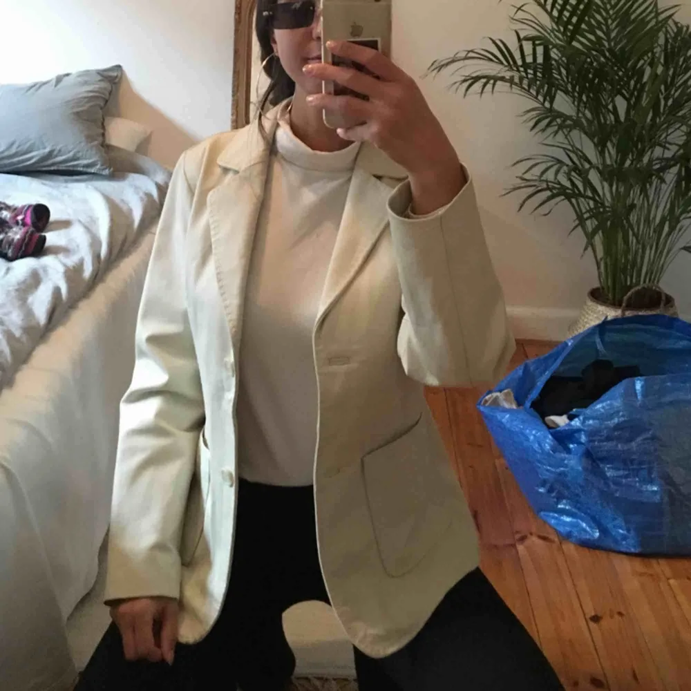 Benvit skinnblazer köpt second hand men är typ nyskick!! Så fin och bekväm 😭💛 säg till om ni vill ha fler bilder! kram 🐥  Ps köparen står för frakten 🤓. Jackor.