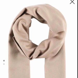  - 100% cashmere   Original pris 3200kr  Helt ny och oanvänd