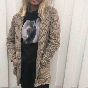  - Super snygg kavaj som man kan använda som både kavaj och jacka. Det finns en knapp så man kan knäppa också och den är väldigt sparsamt använd Frakt står köparen för och priset kan diskuteras