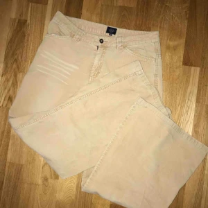  - Jättecoola lågmidjade manchesterbyxor! Ljusbeiga :) 